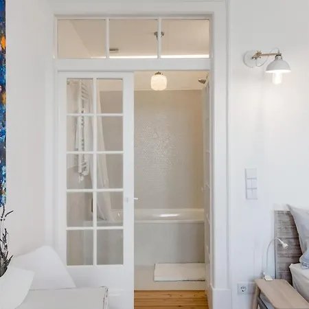 Updated Fully Equipped Comfortable With Sea View Apartment Lissabon