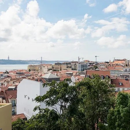 Updated Fully Equipped Comfortable With Sea View Apartment Lissabon