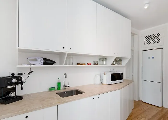 Updated Fully Equipped Comfortable With Sea View Apartment Lissabon