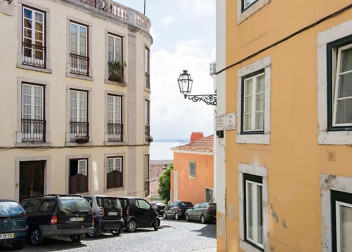 Updated Fully Equipped Comfortable With Sea View Apartament Lizbona