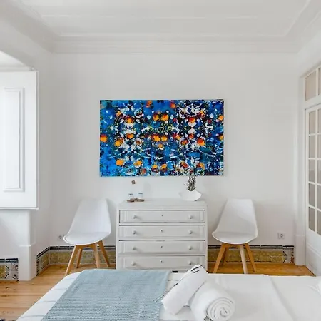 Stunning Views - Authentic Living Apartment *